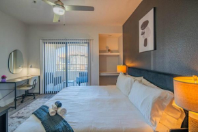 Elegant 1BD King Bed, Pool, Hot Tub, Gym, Parking